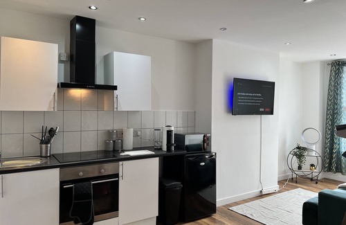 Dewsbury Apartment | Immaculate apartment suitable for workers and family