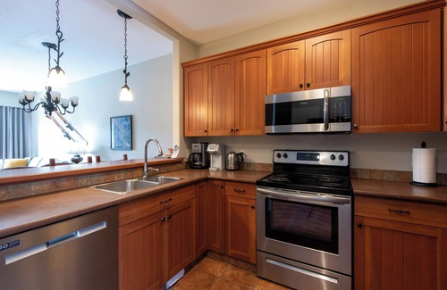 Sun Peaks House | Immaculate. Close to Lifts & Village. Ski-in Ski-Out. Private hot tub.