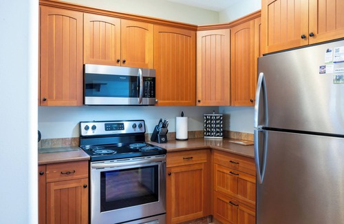 Sun Peaks House | Immaculate. Close to Lifts & Village. Ski-in Ski-Out. Private hot tub.