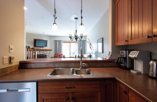 Sun Peaks House | Immaculate. Close to Lifts & Village. Ski-in Ski-Out. Private hot tub.