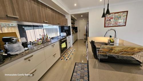 Wyndham Vale House | Immaculate Comfy Retreat with King Bed n WIR - Great Ocean Road Stopover