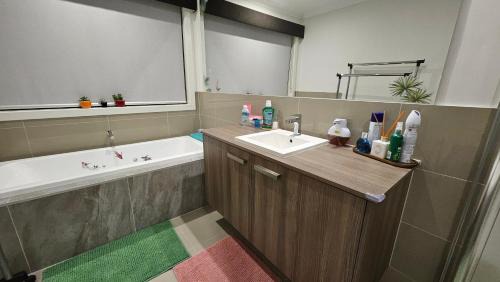 Wyndham Vale House | Immaculate Comfy Retreat with King Bed n WIR - Great Ocean Road Stopover