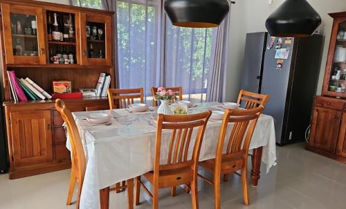 Wyndham Vale House | Immaculate Comfy Retreat with King Bed n WIR - Great Ocean Road Stopover
