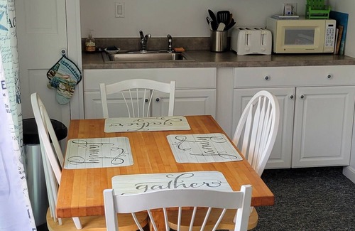 Newport Cottage | Immaculate Cottage, Huge Deck And Great Back Yard For All Your Yard Games.