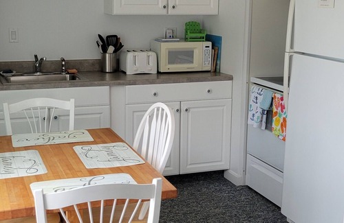 Newport Cottage | Immaculate Cottage, Huge Deck And Great Back Yard For All Your Yard Games.