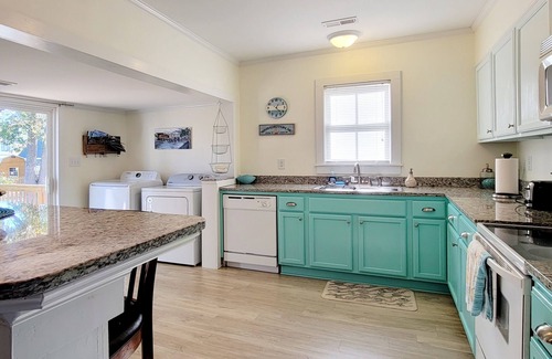 Washington Cottage | Immaculate Cottage in the Historic District. Quiet street, large fenced yard.