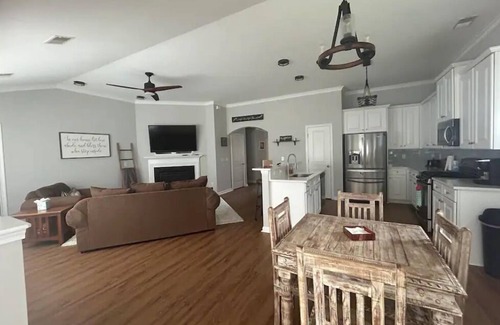 Summerville House | Immaculate Farmhouse Style Southern Rental