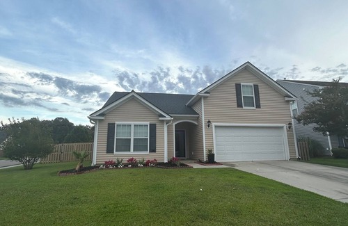 Summerville House | Immaculate Farmhouse Style Southern Rental