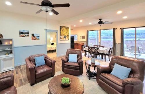 Monitor Apartment | Immaculate Home w/Mtn and River Views!