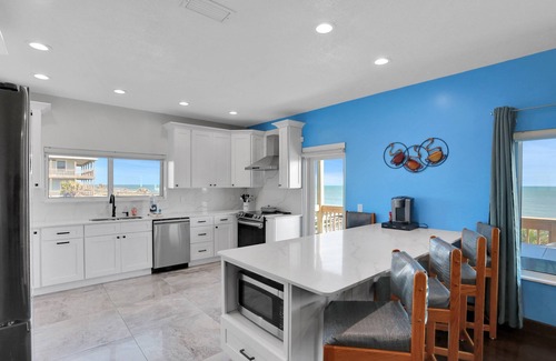 Painters Hill House | Immaculate, modern stay steps to beach with amazing ocean views