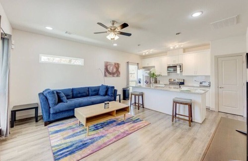 Houston House | Immaculate new home 8 mins from Downtown Houston