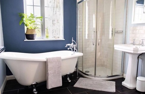 Cirencester House | Immaculate picturesque house in Cotswold village.