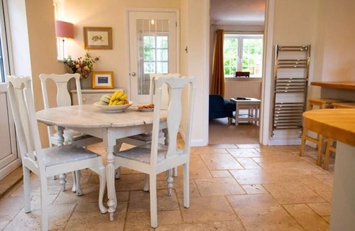 Cirencester House | Immaculate picturesque house in Cotswold village.