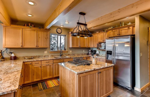 Valley of the Sun Cabin | Immaculate, Quiet & Secluded Mountain Home w/Hot Tub, Game Room, Fireplace - Sugar Pine Lodge