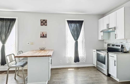 Mexicantown - Southwest Detroit House | Immaculate Retreat: Modern 3-BR Gem in Lansing Detroit