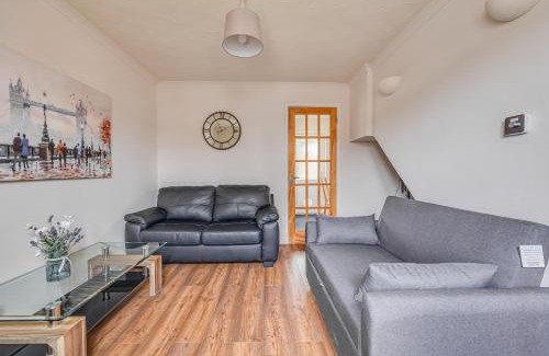 Renhold House | Immaculate Two Bedroom House with Parking