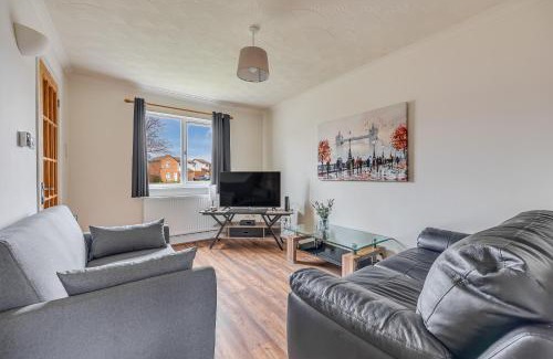 Renhold House | Immaculate Two Bedroom House with Parking