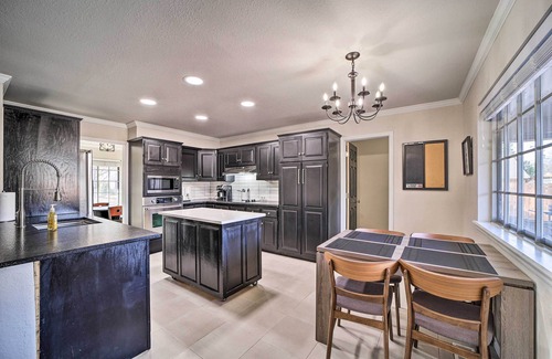 South Tulsa House | Immaculate 'Woodland View' Retreat w/Hot Tub