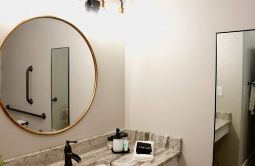 Willoughby Hills House | Immaculate13-Suite Rustic-Chic Inn with Stunning Valley Views!