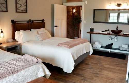 Willoughby Hills House | Immaculate13-Suite Rustic-Chic Inn with Stunning Valley Views!