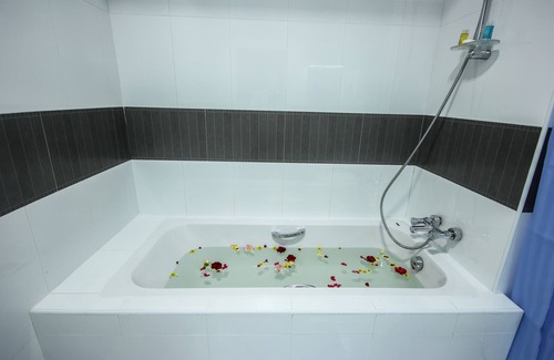 Nyaungshwe Hotel | Immana Grand Inle Hotel