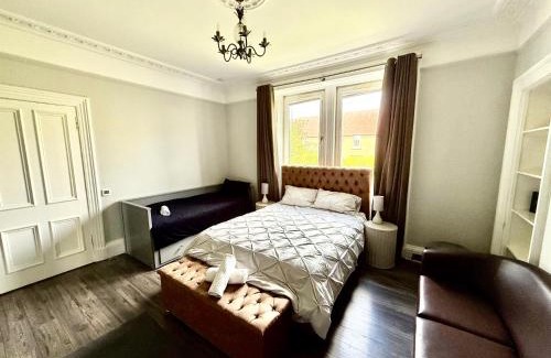 Gilmerton Apartment | Immanuel House - Modern Luxury Victorian Home 1872 - Free Parking & SuperFast Fibre Optic WiFi