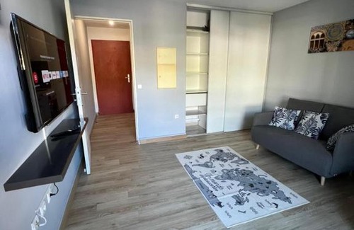 Sainte-Clotilde Apartment | Immense studio Ste Clotilde chez Nora
