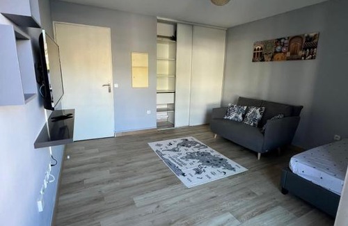 Sainte-Clotilde Apartment | Immense studio Ste Clotilde chez Nora