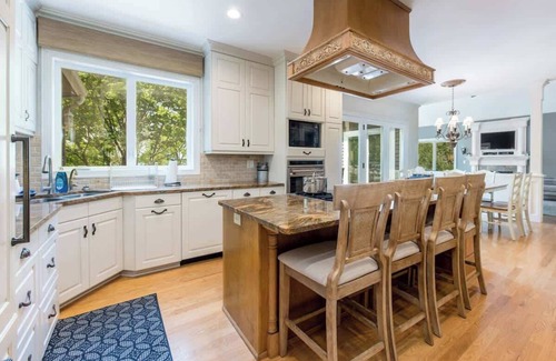 Alexandria House | Immerse in Luxury Grand 5BR Lakefront Haven Views