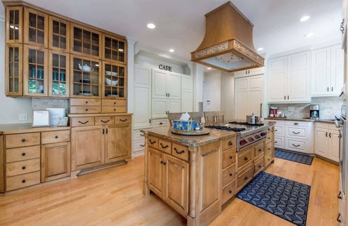 Alexandria House | Immerse in Luxury Grand 5BR Lakefront Haven Views