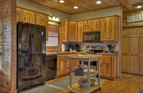 Eagle Mountain Cabin | Immerse in Nature at this family-sized, pet-friendly cabin in Ellijay. Enjoy hot tub, firepit, foosball, WiFi, and endless outdoor adventures