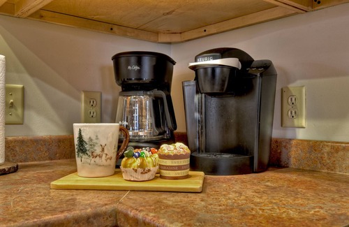 Eagle Mountain Cabin | Immerse in Nature at this family-sized, pet-friendly cabin in Ellijay. Enjoy hot tub, firepit, foosball, WiFi, and endless outdoor adventures