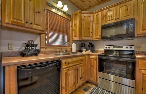 Eagle Mountain Cabin | Immerse in Nature at this family-sized, pet-friendly cabin in Ellijay. Enjoy hot tub, firepit, foosball, WiFi, and endless outdoor adventures