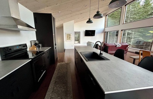 Baie-St-Paul Ski Chalet | Immerse yourself in nature, perched in the forest!