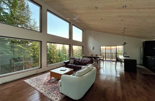 Baie-St-Paul Ski Chalet | Immerse yourself in nature, perched in the forest!