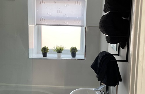 Chesterfield Apartment | Impeccable 1-Bed Apartment in Chesterfield