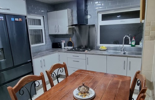 Seisdon House | Impeccable 2-Bed House Near City Centre