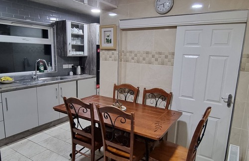 Seisdon House | Impeccable 2-Bed House Near City Centre