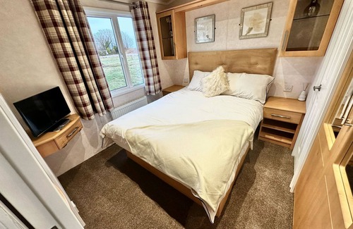 Wesham Cabin | Impeccable 2-Bed Lodge in Preston hot hub