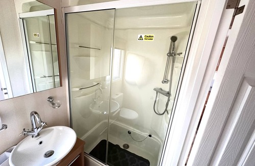 Wesham Cabin | Impeccable 2-Bed Lodge in Preston hot hub