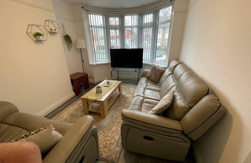 Stonnall House | Impeccable 3-Bed House in Birmingham