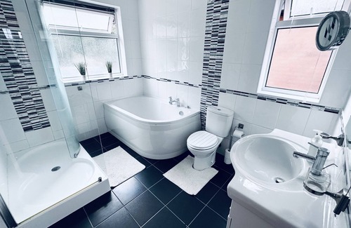 Newark upon Trent House | Impeccable 3-Bed House in Nottingham Central
