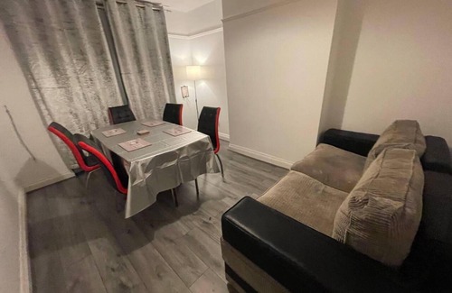 Stonnall House | Impeccable 3-bed House in Birmingham