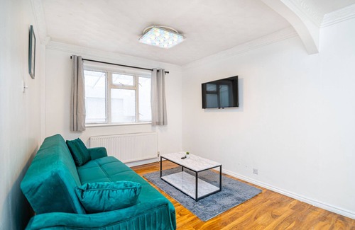 Abbey Wood House | Impeccable 3-Bed House in Abbeywood