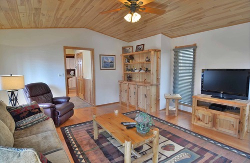 Hayward House | Impeccable, 3 bedroom and 2 full bath vacation home (Winter Special)