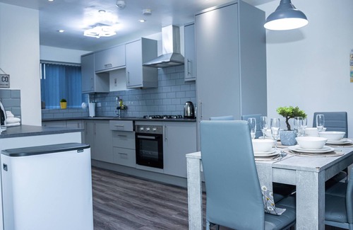 Telford House | Impeccable 4-Bed House in Telford, West Midlands