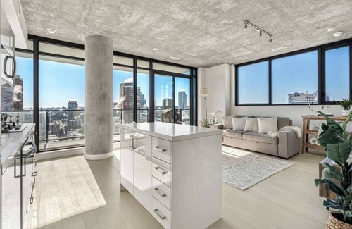 Connaught Apartment | Impeccable DT Condo | City & Mountain Views | Pool