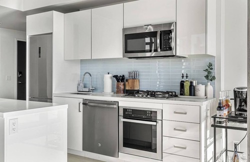 Connaught Apartment | Impeccable DT Condo | City & Mountain Views | Pool