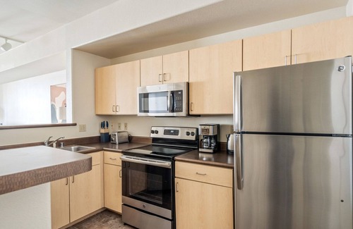 Central District Apartment | Impeccable Fremont 1BR w/ Pool, W/D & Gym, near TJ & WF, by Blueground