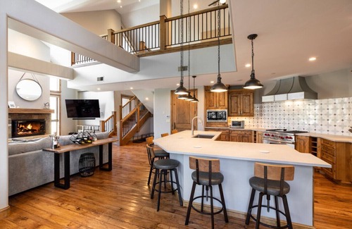Avon Apartment | Impeccable Lakeside Penthouse!